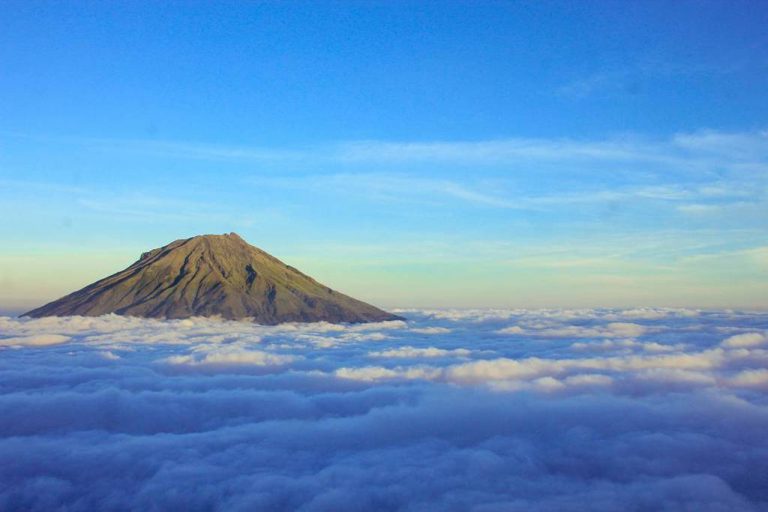  Misteri  Dibalik Keindahan Gunung  Sindoro  Di Jawa Tengah 