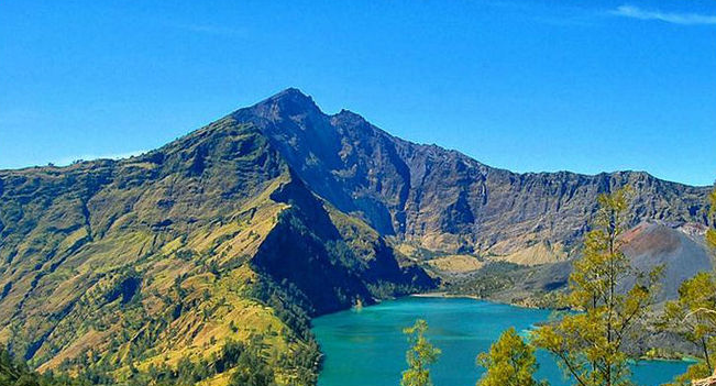 5 Gunung Di Indonesia Ini Terkenal Paling Angker